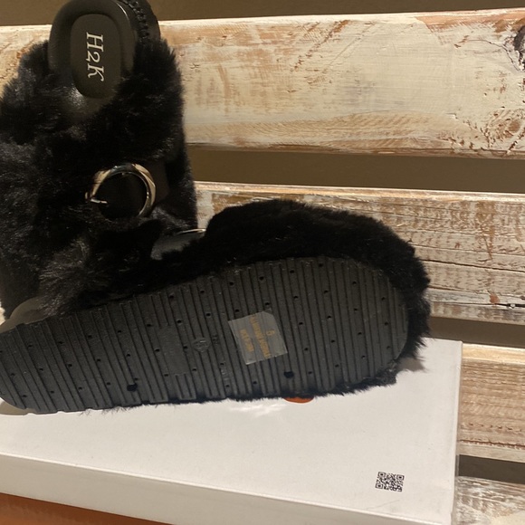 🔥🔥 (3/$20) 
Black Size 5 Furry Slippers w/ Accent Buckle BNWT - Picture 3 of 4